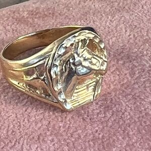 Men’s size 9   14 kt gold ring.